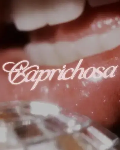 Logo de Caprichosa sobre una boca con gloss, el caso del curso