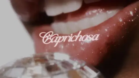Presentación de Caprichosa: el logo sobre una boca con gloss
